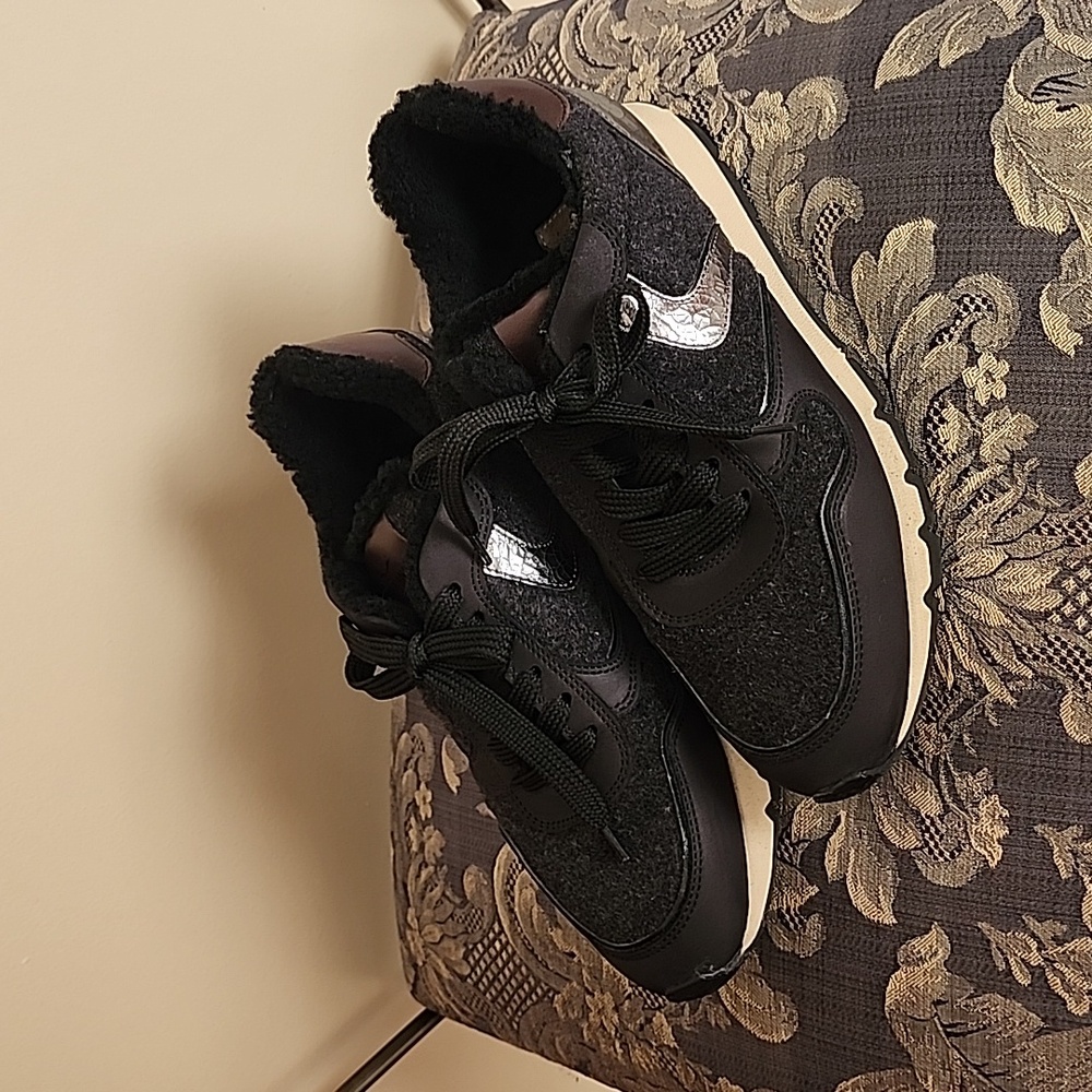 EUC Voile Blanche JULIA furleather and fabric Sneakers, black.
